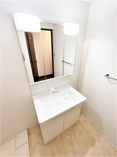 グランドールアサヒの洗面所|三面鏡付き洗面化粧台　※2022年9月撮影