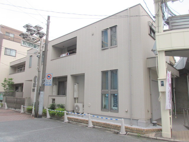 メゾンかやぎやのエントランス