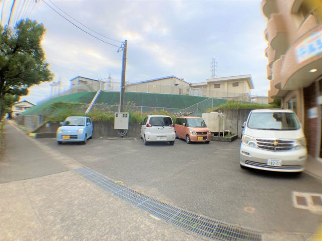 アーバニア成田の駐車場