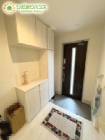 吉見町久保田　中古戸建の玄関|広々とした玄関はゆったり靴の脱ぎ履きが可能です！
ブーツや長靴も入るシューズBOXがあります！