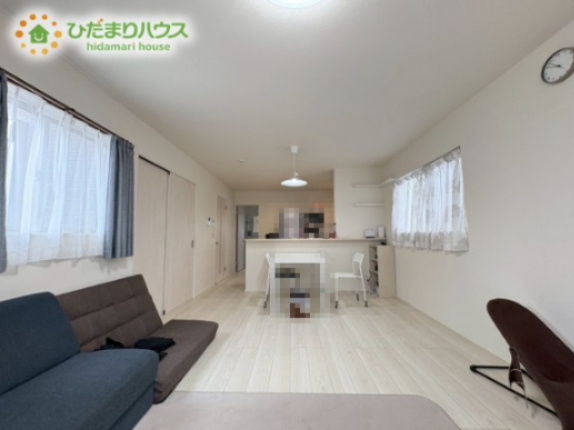 吉見町久保田　中古戸建の居間・リビング|早くお仕事終わらせて、家に帰りたくなるようなリビングです(^^♪