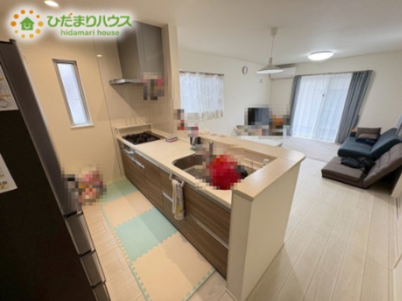 吉見町久保田　中古戸建のキッチン|リビングを見渡せるキッチンはお子様を見ながらでも料理が出来て安心ですね☆