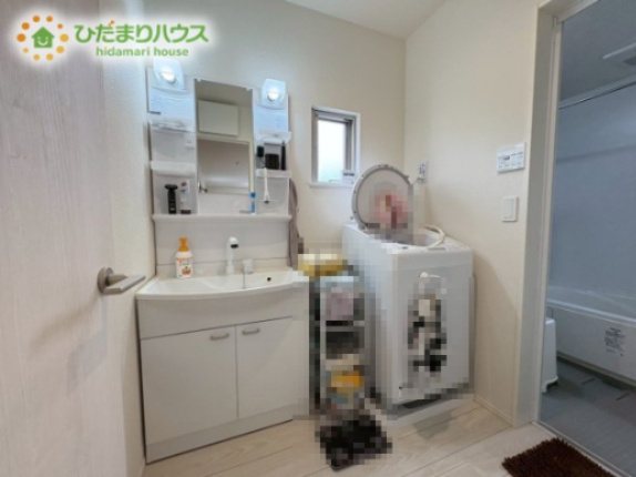 吉見町久保田　中古戸建のランドリースペース|三面鏡の大きな鏡は憧れます(^^♪
鏡の後ろは収納となっていて、細かいものでも収納できるのでスッキリと整理できます！