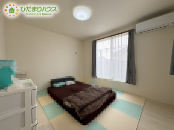 吉見町久保田　中古戸建の寝室|7.5帖の主寝室！十分な広さがあるので、大切なプライベート空間を素敵に演出できます♪