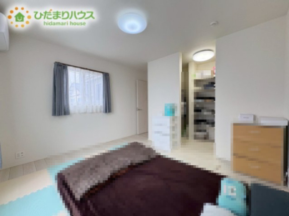 吉見町久保田　中古戸建の内装|広めの主寝室は、ベッドの他にもパソコンデスクやドレッサーなども置けちゃいます(*^-^*)