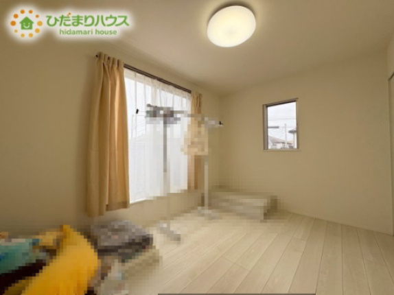 吉見町久保田　中古戸建の洋室|バルコニーに面している洋室は、ご家族又ゲストルームにどうぞ！