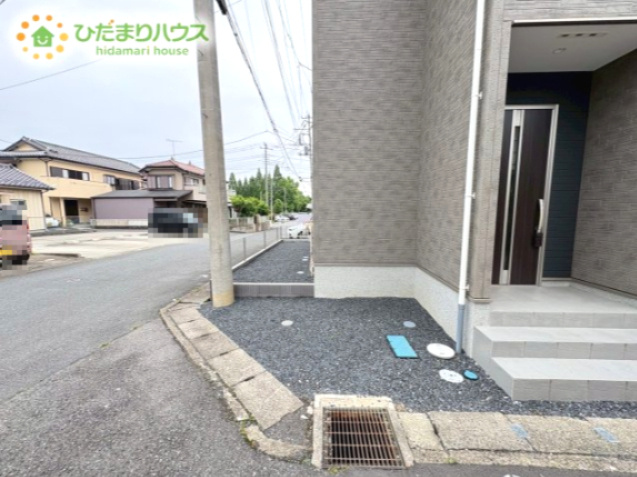 吉見町久保田　中古戸建のその他|玄関横には自転車やバイクが置けるスペースがございます！