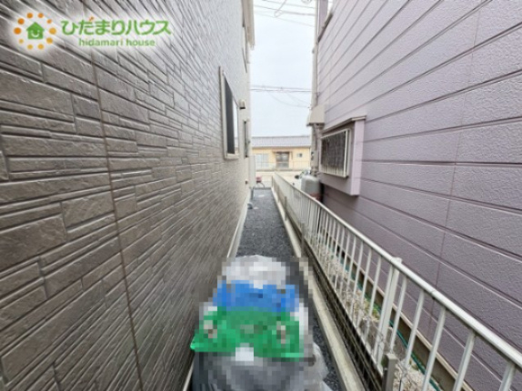 吉見町久保田　中古戸建のその他|建物東側の通路はシーズンタイヤが丁度置けるくらいのスペースがございます！