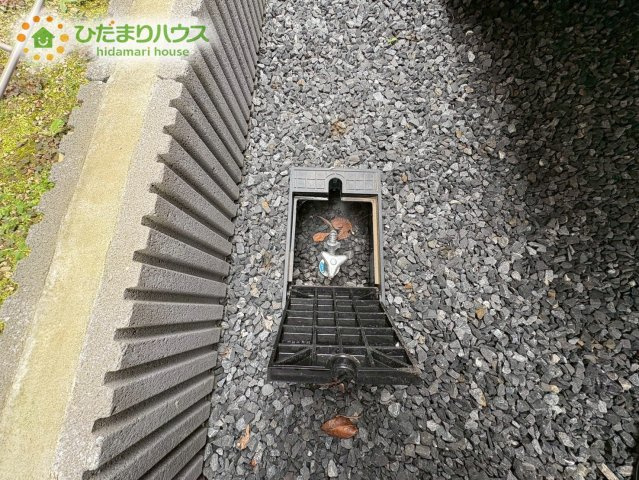 吉見町久保田　中古戸建の設備|駐車スペース横に埋込水栓が付いております！
ホースリールに接続が可能ですので洗車やプール遊び、植栽の水くれに重宝いたします！