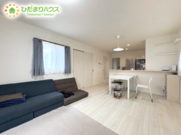 吉見町久保田　中古戸建の居間・リビング|家族の集まるLDKは広々16帖！贅沢な空間を演出！