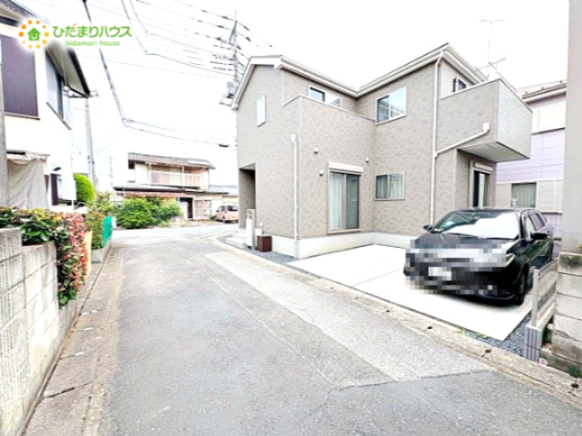 吉見町久保田　中古戸建の前面道路含む現地写真|角地につき日当たり・風通し良好です☆