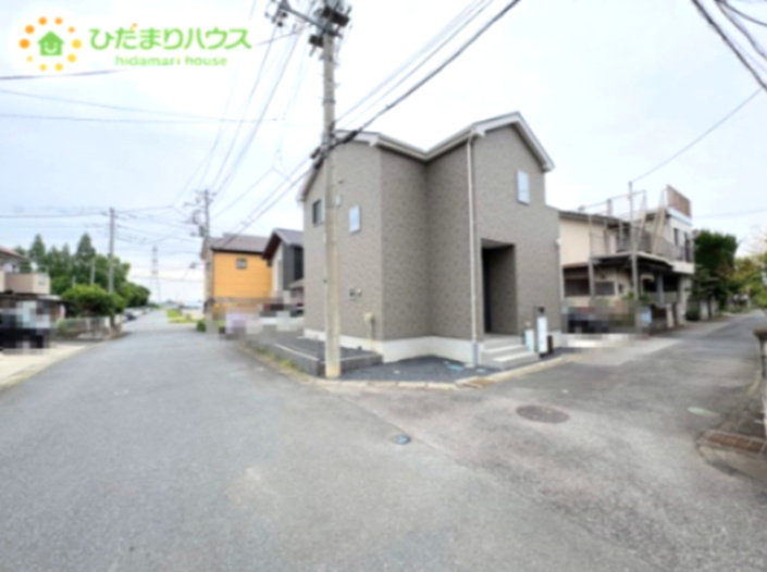 吉見町久保田　中古戸建の前面道路含む現地写真|駐車スペース前の前面道路は4M道路
直ぐの大通りは6M道路です！！