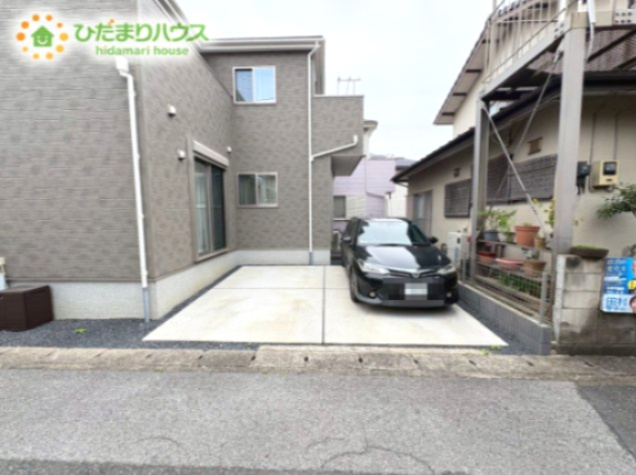 吉見町久保田　中古戸建の駐車場|駐車スペースは並列で車2台駐車可能です！
※1台分は車種限定になります。