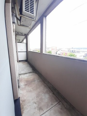 【バルコニー】 | パラッツォ・アウローラ | 開放的で明るい空間を演出してくれるバルコニーです