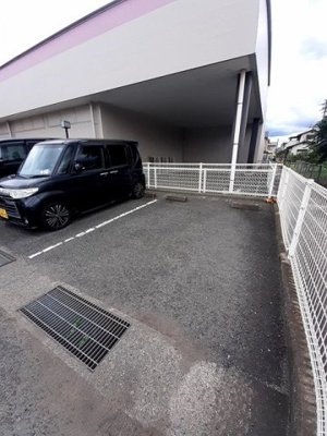 【駐車場】 | パラッツォ・アウローラ | 車をお持ちの方に嬉しい駐車場付きの物件です