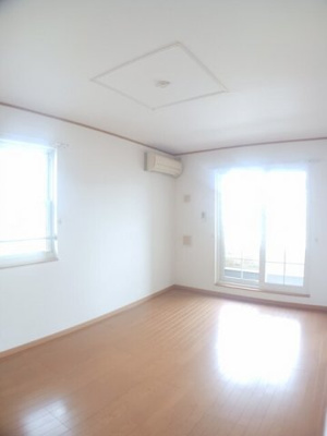 【居間・リビング】 | ラルジュグリーンＤ | こちらの居間で趣味の時間をお楽しみください