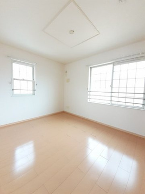 【内装】 | シャイニング　リバーサイド | 明るい室内です