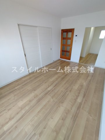 サンシャトレ神ノ輪の居間・リビング|別部屋写真です。