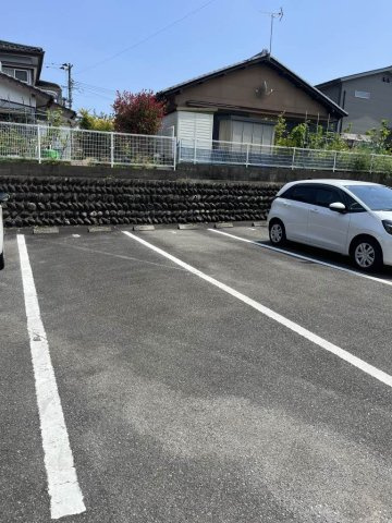 シャーメゾン平城の駐車場