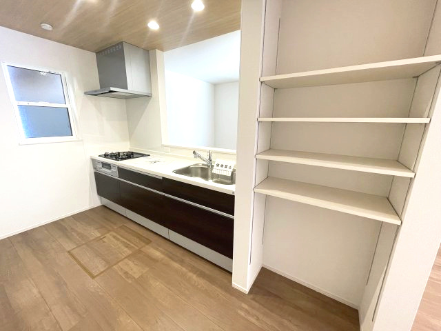 西区古江西町　№35473の収納|キッチン横には
パントリーがあります。