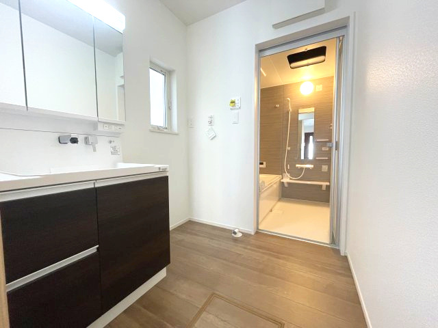 西区古江西町　№35473の独立洗面台|大きな3面鏡付き
裏には収納もあり便利です。