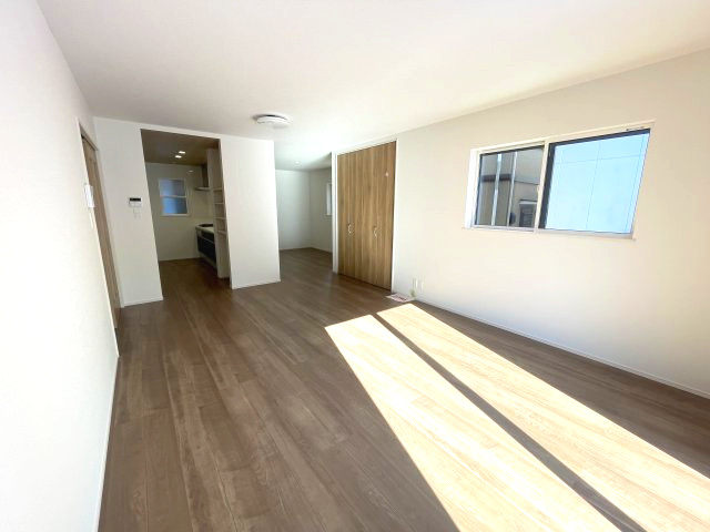 西区古江西町　№35473の居間・リビング|ＬＤＫ23帖
ダイニングとくつろぐ空間を
分けることができます。