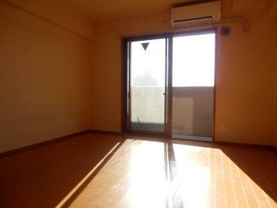 TIMUR九条（ティムール九条）の居間・リビング|洋室