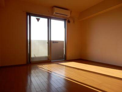 TIMUR九条（ティムール九条）の居間・リビング|洋室