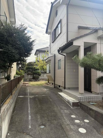 玉村町福島　中古1050の駐車場