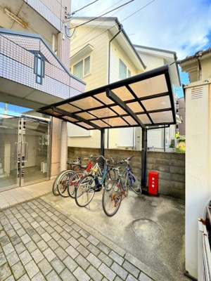【その他共用部分】 | AXIS-WILL古市.sta | 駐輪場は屋根付きで雨の日も困りません