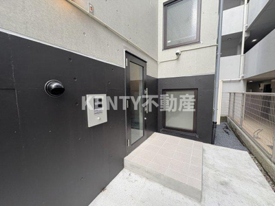 【エントランス】 | イスフール | 落ち着いたエントランスです