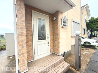 【玄関】 | 伊丹市池尻７丁目中古戸建 | お洒落な白色の玄関ドアです♪