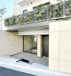 レフィールオーブ麻布仙台坂のエントランス