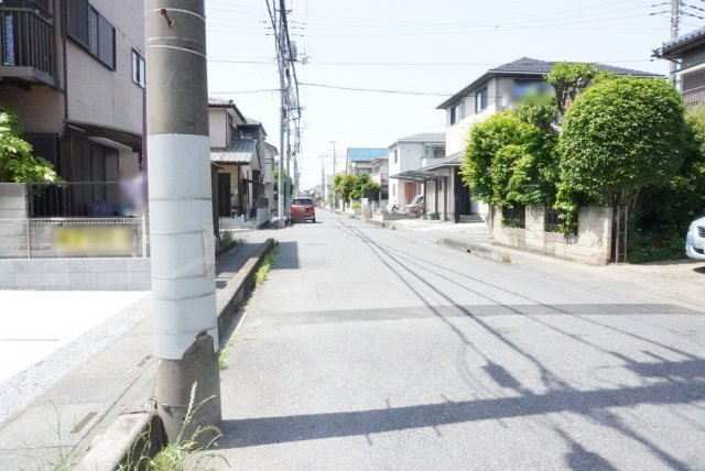 草加市青柳4丁目 新築分譲住宅の前面道路含む現地写真