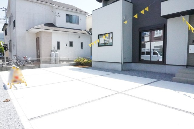 草加市青柳4丁目 新築分譲住宅の駐車場