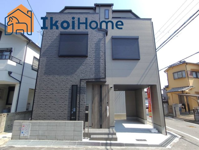 明石市鳥羽二本松　新築の外観|駐車スペース有。人気の角地でおしゃれな外観。周辺買い物施設充実。各部屋8帖以上の洋室で収納多数。