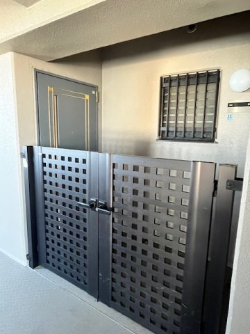 プレステージ灘新在家Ⅲの玄関|ポーチ付きです