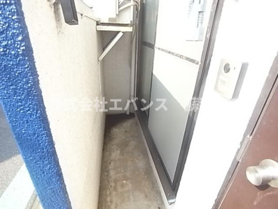 【バルコニー】 | Ｋ－ＦＬＡＴ川戸 | 外からの目が気にならないバルコニーで洗濯物が干せます