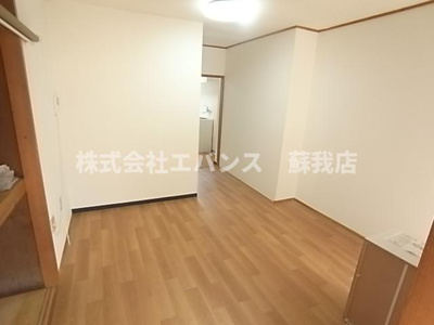 【居間・リビング】 | Ｋ－ＦＬＡＴ川戸 | ゆったりとした居間です