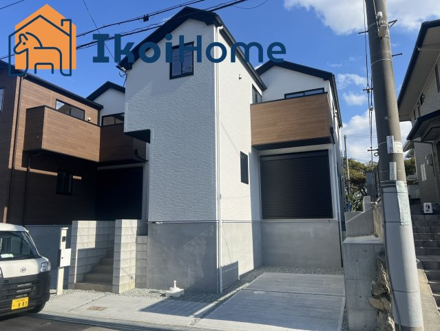 明石市松が丘1期　4号棟　新築のエントランス|●年中無休：当日予約可●お出かけに使う道具を収納できるスペースがあります。アウトドアな方も安心です。