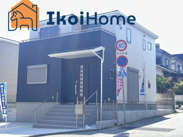 明石市大久保町山手台　2期　1号棟　新築のエントランス|前面道路は約5M幅で広々しています。駐車がし易く、車の対面のすれ違いも楽にできます。
