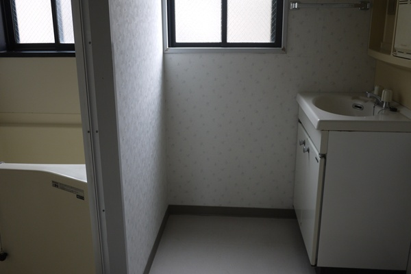 青木ビルⅡの洗面所|ゆったりとスペースのある洗面所