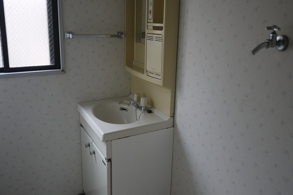 青木ビルⅡの独立洗面台|使いやすい独立洗面台です