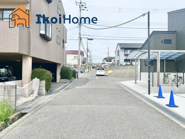 明石市大久保町谷八木　新築戸建　の前面道路含む現地写真|北西側前面道路は5.1ｍ幅でゆったりしています。駐車がし易く、車の対面のすれ違いも楽にできます。
