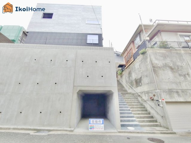 明石市東野町　新築一戸建のエントランス|前面道路は6.3M幅で広々しています。駐車がし易く、車の対面のすれ違いも楽にできます。