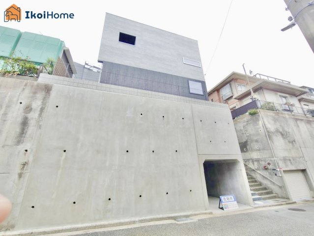 明石市東野町　新築一戸建の駐車場|お車は1台駐車可能でビルトインになっており、雨に濡れず安心です♪