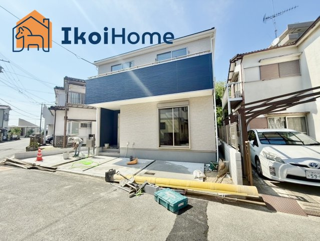 明石市魚住町清水26期　新築戸建の前面道路含む現地写真|●年中無休・当日予約可●お車は2台駐車可能！前面道路含む現地写真です！幅員６.３mで広々しております