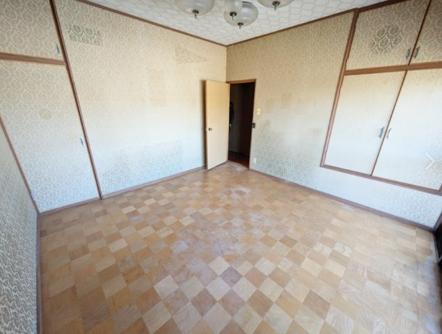 嵯峨野千代ノ道町の洋室|２階８畳のお部屋には収納スペースもあり、衣類や日用品を収納可能です♪