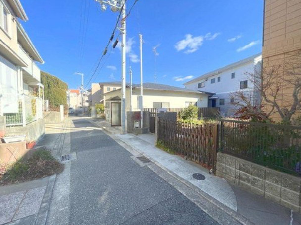 桜谷町　2号地　売土地の前面道路含む現地写真|車通りも少なく、街並み穏やかな住宅街