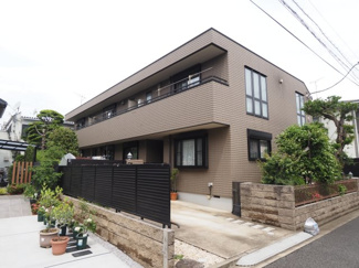 【外観】 | Casa Soleado(ｶｰｻ ｿﾚｱｰﾄﾞ)、千歳烏山の閑静な住宅街に立地。